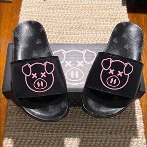 🆕 SHANE DAWSON Black Slide Sandals with Pink Pig Graphic ~ 6